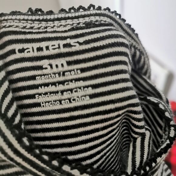 5/$10 Carter's long sleeve onesie size 3 m - Picture 2 of 4